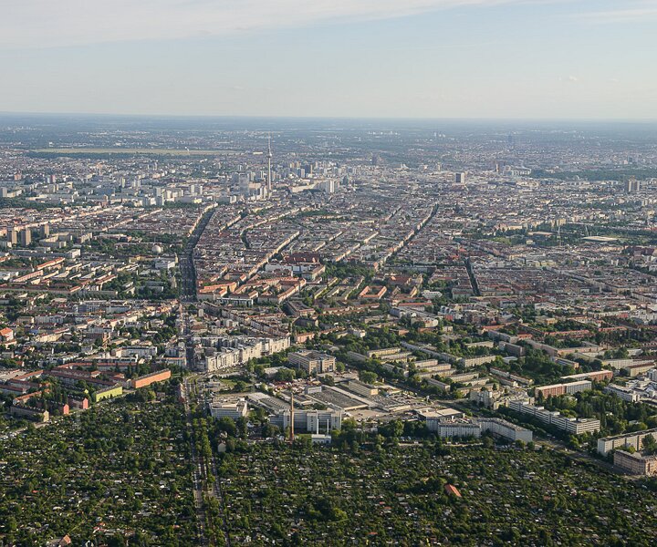 _DSC0045 View of central Berlin and the TV-tower, on the approach to Tegel airport.