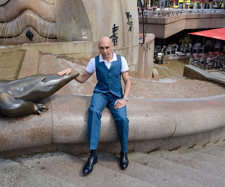 _DSC0014 Markos at the Weltkugelbrunnen at Breitscheidplatz in Berlin.