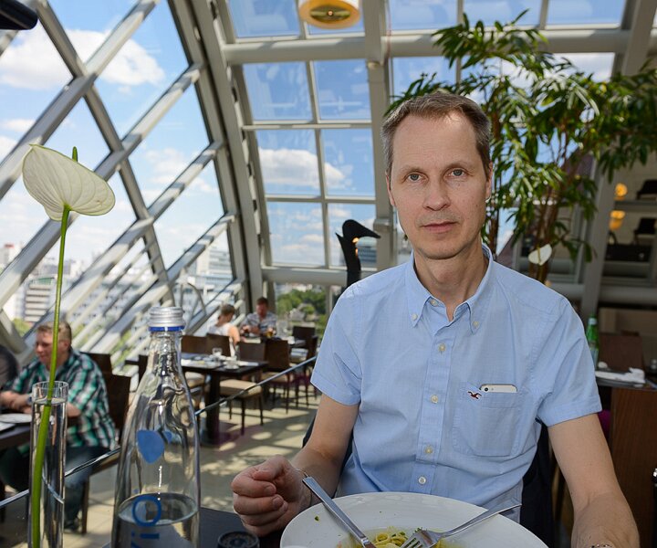 _DSC0028 Arto having lunch at the Wintergarten at KaDeWe.