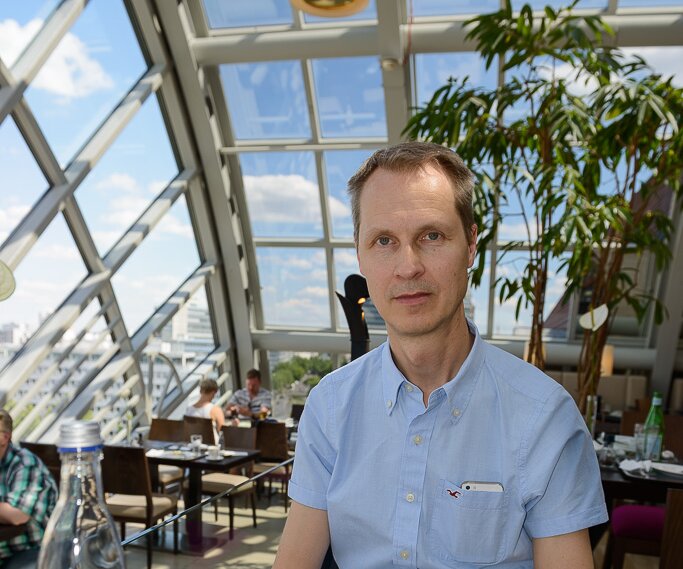 _DSC0030 Arto having lunch at the Wintergarten at KaDeWe.