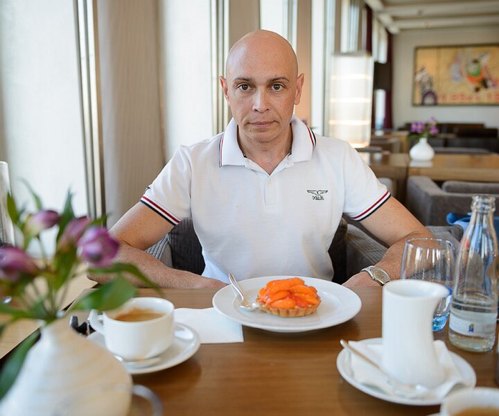_DSC0047 Markos having afternoon coffee in the lounge at the hotel.