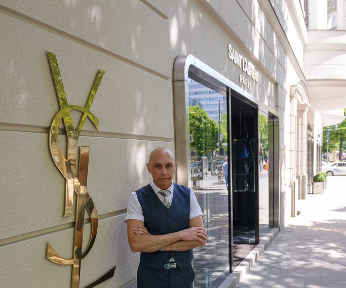_DSC0018 Markos at a boutique on Kurfürstendamm.