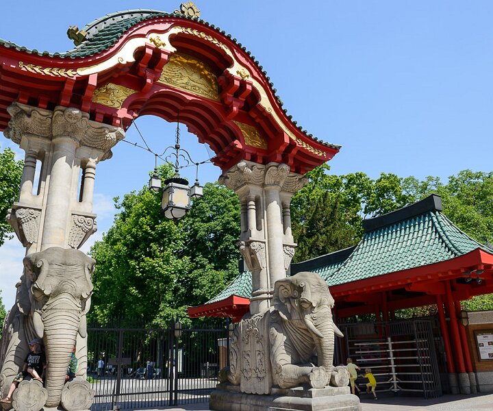 _DSC0002 At the entrance of the Berlin Zoo.