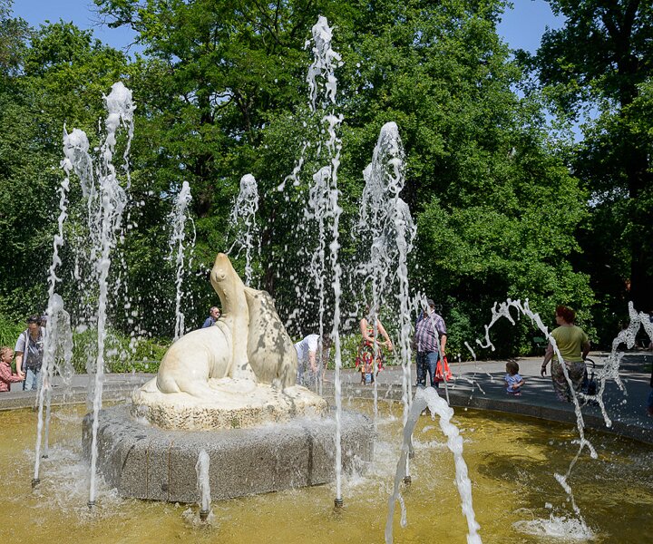_DSC0007 Fountain at the Berlin Zoo.