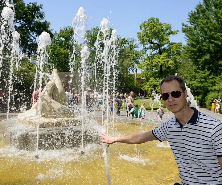 _DSC0011 Arto at a fountain at the Berlin Zoo.