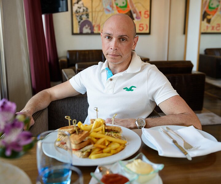 _DSC0125 Markos having a snack in the lounge at the hotel.