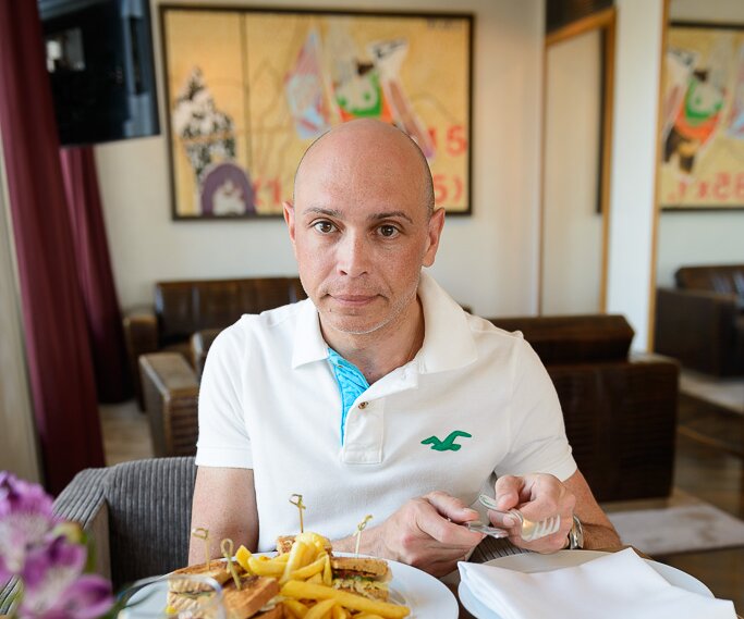 _DSC0126 Markos having a snack in the lounge at the hotel.