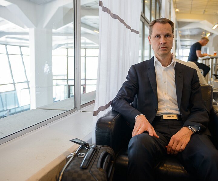 _DSC0005 Arto in the lounge at Tegel airport.