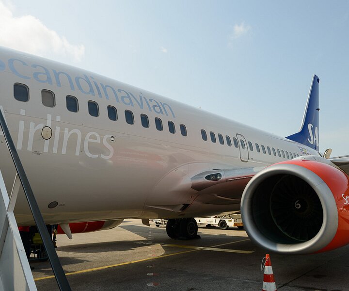 _DSC0012 The B737-700 at Tegel airport for Stockholm.