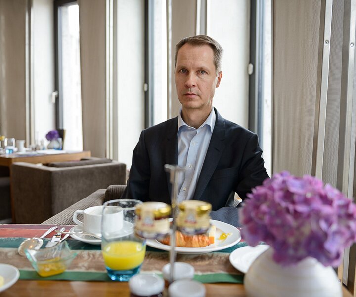 _DSC0004 Breakfast in the lounge at the hotel in Berlin.