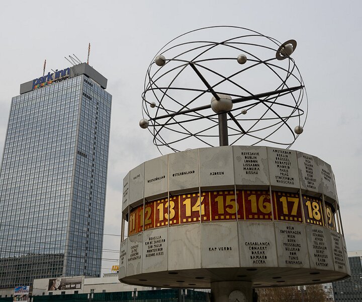 _DSC0126 The world time clock (Weltzeituhr) at Alexanderplatz.