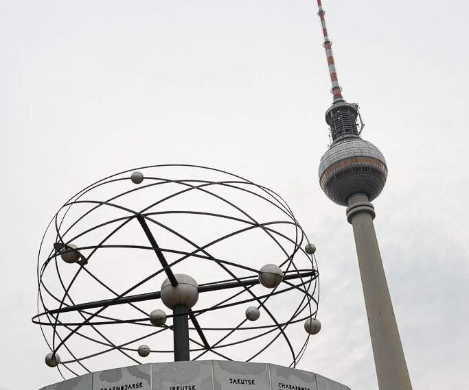 _DSC0132 The world time clock (Weltzeituhr) at Alexanderplatz. The TV-tower to the right.
