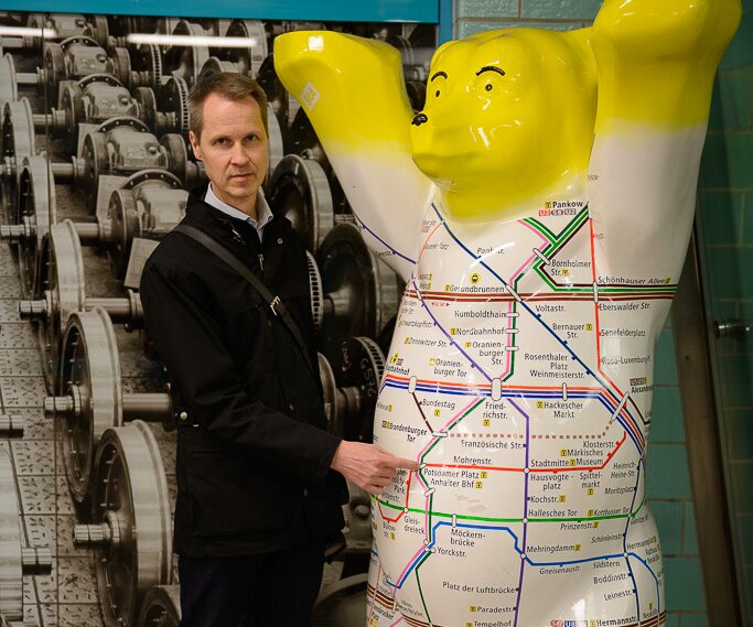 _DSC0146 Arto with a Berlin bear with the subway map at the Alexanderplatz subway station.