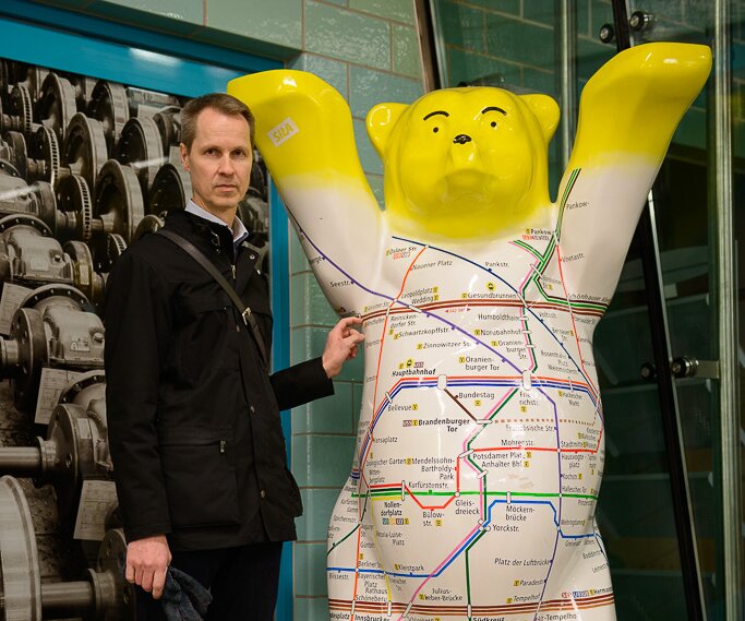 _DSC0147 Arto with a Berlin bear with the subway map at the Alexanderplatz subway station.