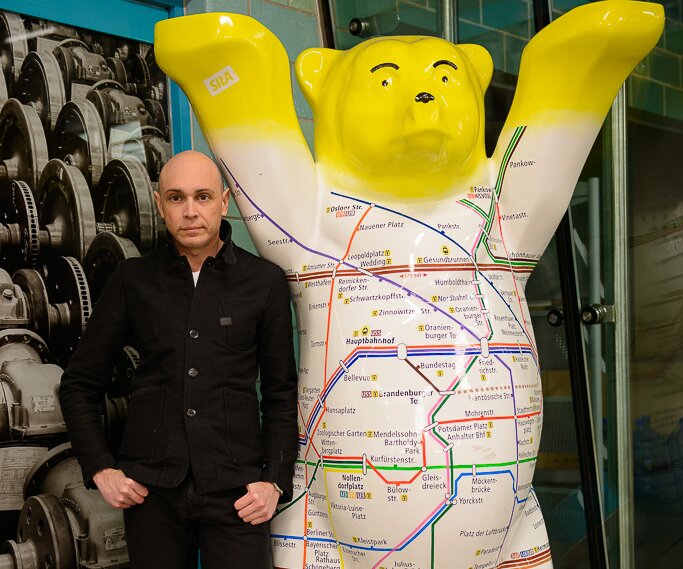 _DSC0150 Markos with a Berlin bear with the subway map at the Alexanderplatz subway station.