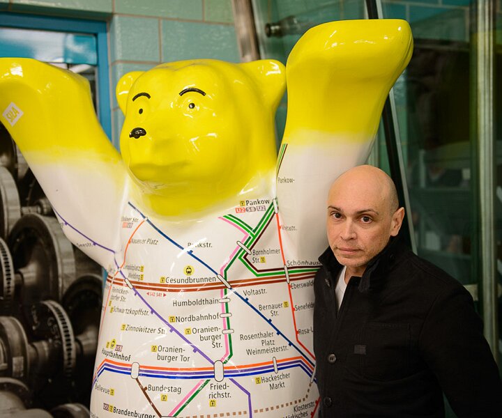 _DSC0153 Markos with a Berlin bear with the subway map at the Alexanderplatz subway station.