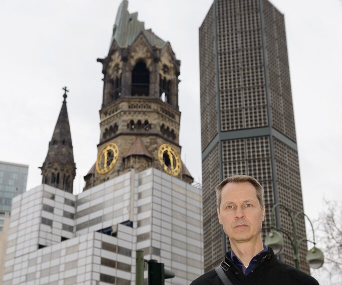 _DSC0015 Arto in front of the Kaiser Wilhelm Memorial Church (Gedächtniskirche) on the Kurfürstendamm in Berlin.