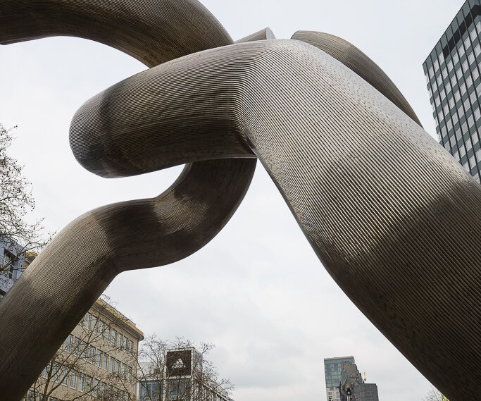 _DSC0023 At the Berlin sculpture on Tauentzienstraße.
