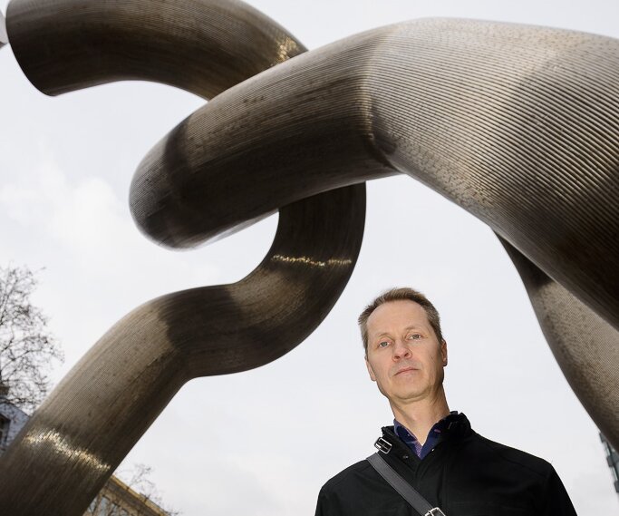 _DSC0030 Arto at the Berlin sculpture on Tauentzienstraße.