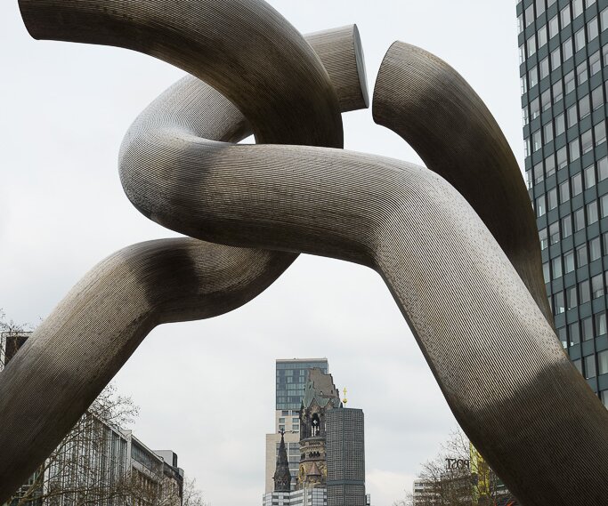 _DSC0035 The Berlin sculpture on Tauentzienstraße. The Kaiser Wilhelm Memorial Church in the background.