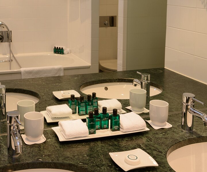_DSC0203 The bathroom of the hotel room at Sofitel Berlin Kurfürstendamm.
