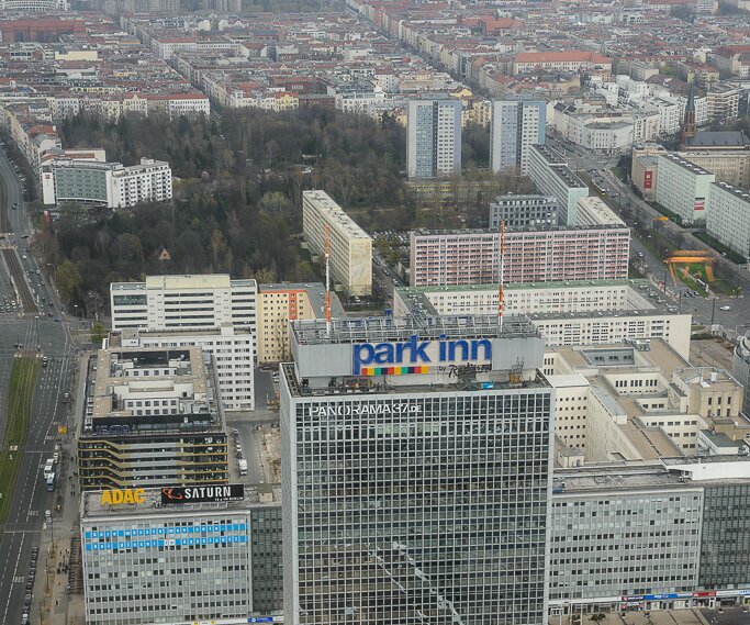 _DSC0077 View of the Park Inn hotel from the TV-tower at Alexanderplatz.