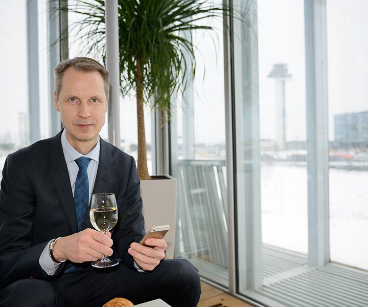 _DSC0002 Arto in the lounge at Arlanda airport, waiting for boarding to Berlin.