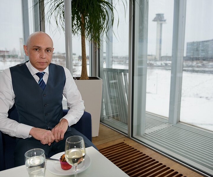 _DSC0006 Markos in the lounge at Arlanda airport, waiting for boarding to Berlin.