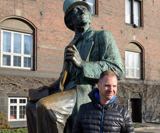 _DSC0013 Mikael at the statue of Hans Christian Andersen.