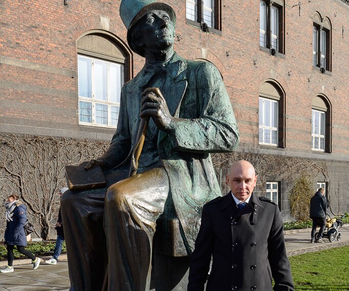 _DSC0018 Markos at the statue of Hans Christian Andersen.