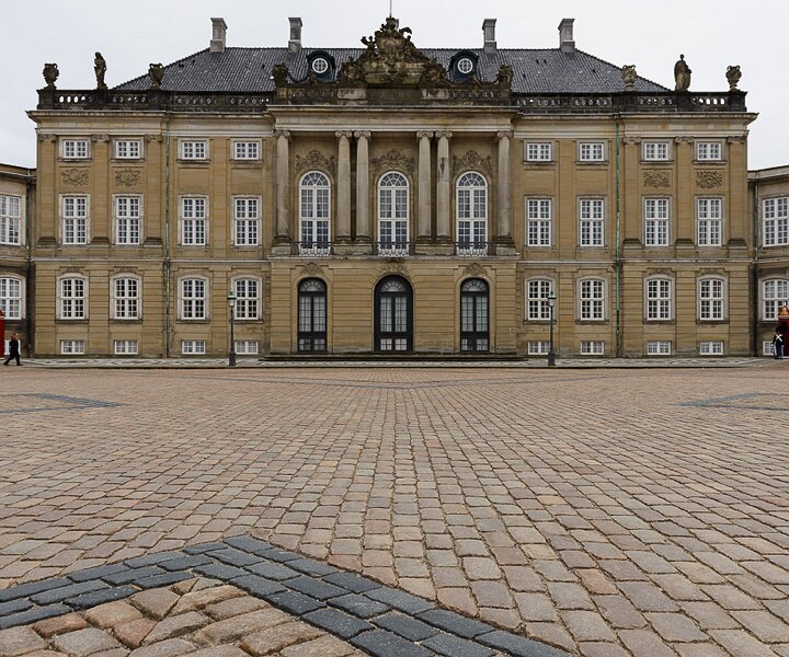 _DSC0044 Amalienborg palace, the winter home of the Danish royal family.