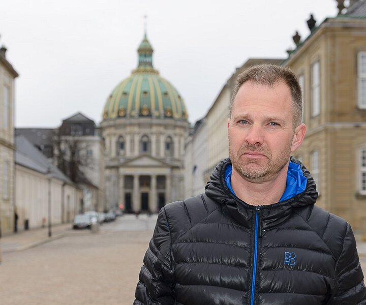 _DSC0053 Mikael at Amalienborg. Frederik's church in the background.