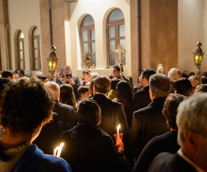 _DSC0068 At the church in Limassol at the night of Holy Saturday, the Holy Light has arrived.