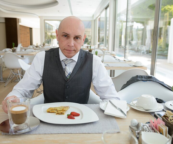 _DSC0017 Markos having breakfast at Alasia hotel.