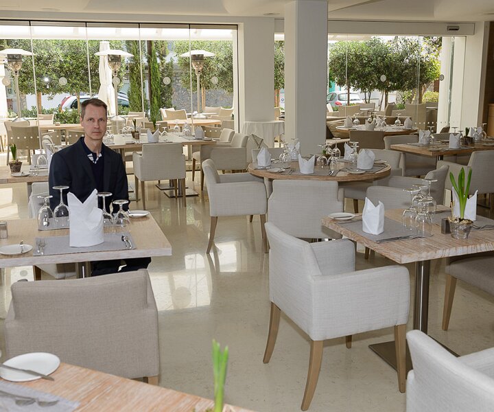 _DSC0095 Arto in the restaurant at Alasia hotel.