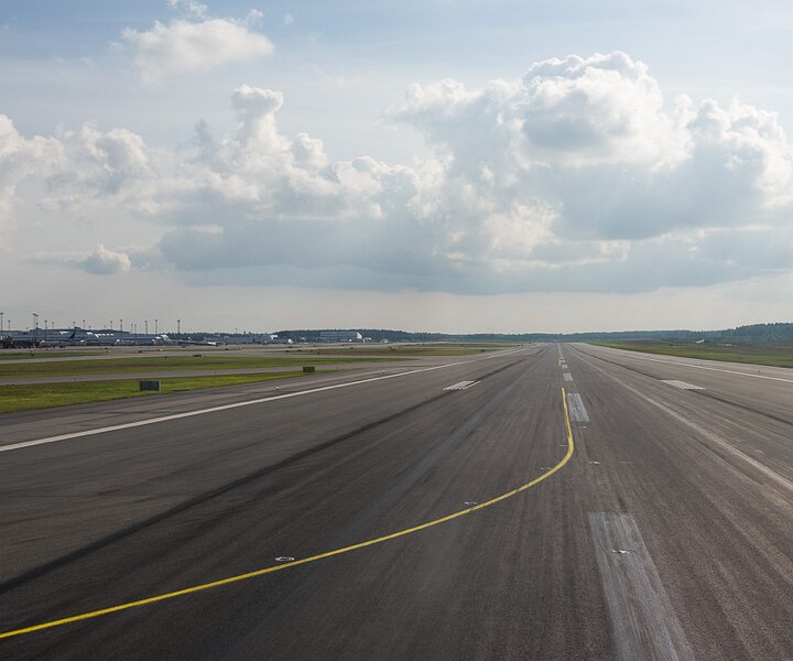 _DSC0005 On the runway, ready for takeoff.