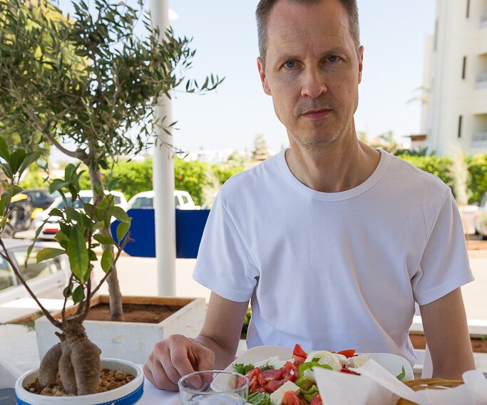 _DSC0013 Arto having lunch at a restaurant by Fig Tree Bay.