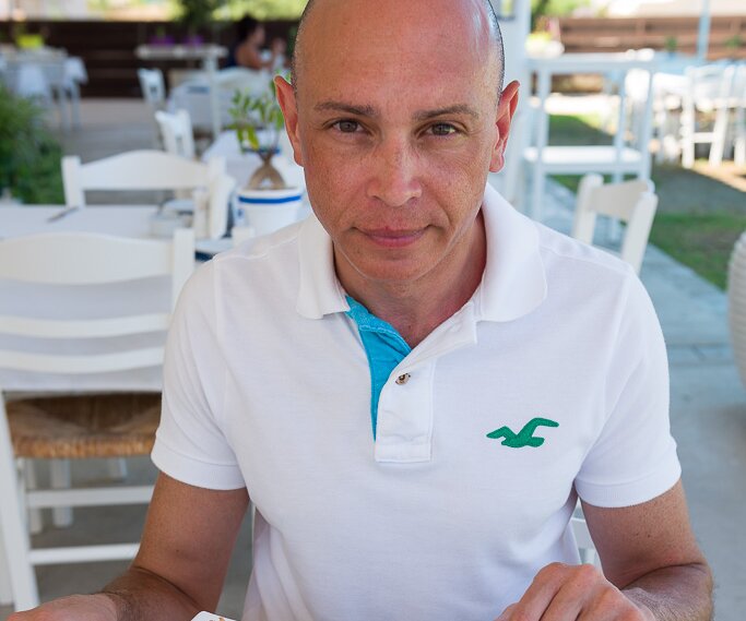_DSC0022 Markos having lunch at a restaurant by Fig Tree Bay.
