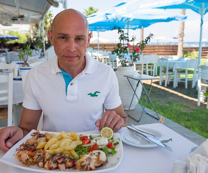 _DSC0024-2 Markos having lunch at a restaurant by Fig Tree Bay.