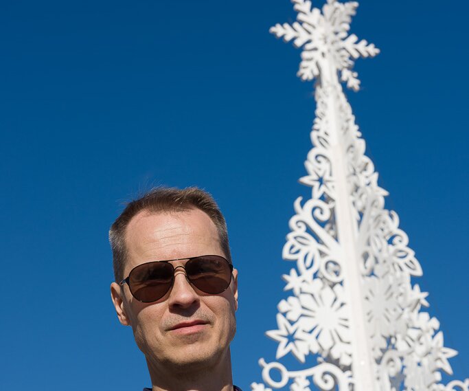 _DSC0078 Arto in front of a Christmas tree at Limassol Marina.