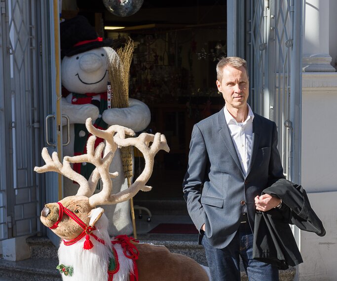 _DSC0009 Arto with a reindeer in Nicosia.
