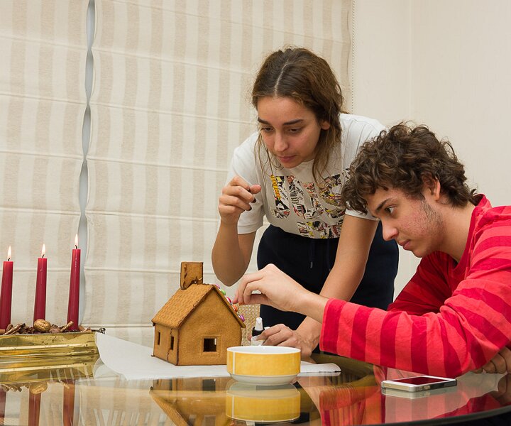 _DSC0032 Ingrid and Andreas making the pepparkakshus.