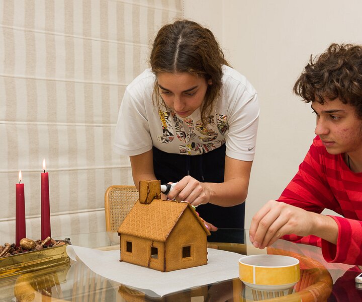 _DSC0035 Ingrid and Andreas making the pepparkakshus.