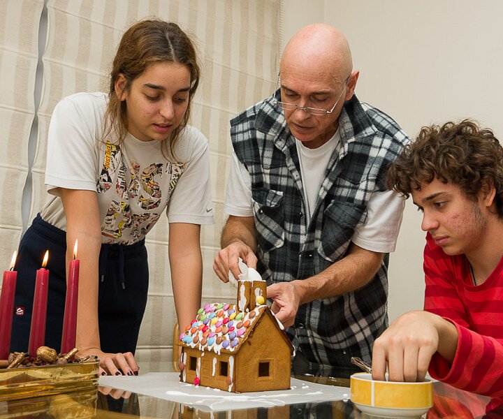 _DSC0044 Ingrid, Nicos and Andreas making the pepparkakshus.