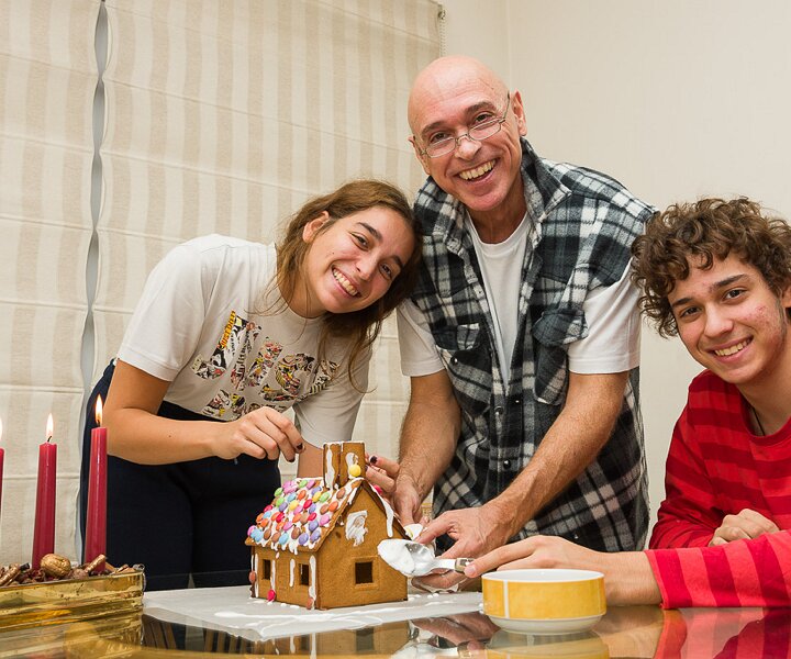 _DSC0049 Ingrid, Nicos and Andreas making the pepparkakshus.