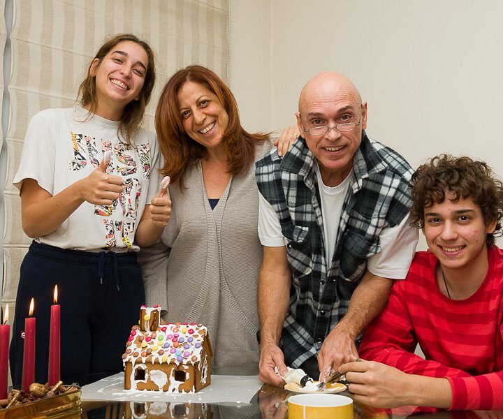 _DSC0053 Ingrid, Mina, Nicos and Andreas with the pepparkakshus.