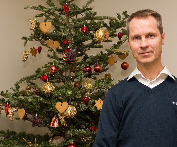 _DSC0066 Arto by the Christmas tree at Nicos' house.
