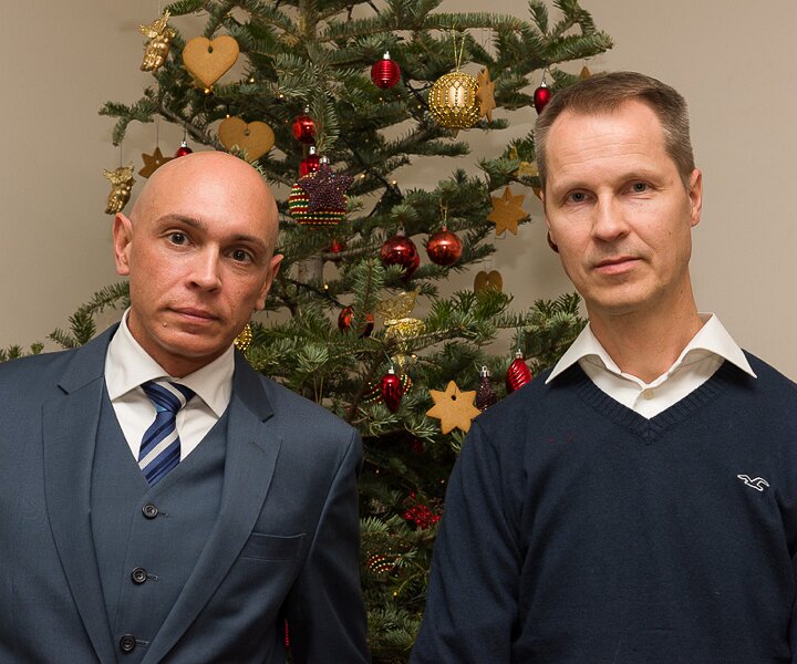 _DSC0070 Markos and Arto by the Christmas tree at Nicos' house.