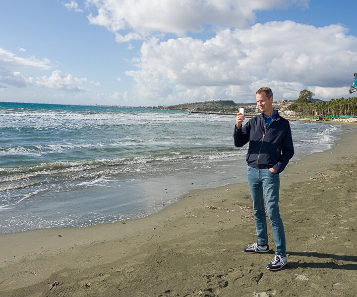 _DSC0043 Arto at the beach by St Raphael Marina, watching the kitesurfers.