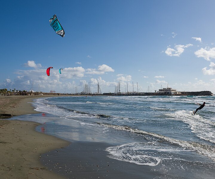 _DSC0057 Kitesurfers by the beach at St Raphael Marina.